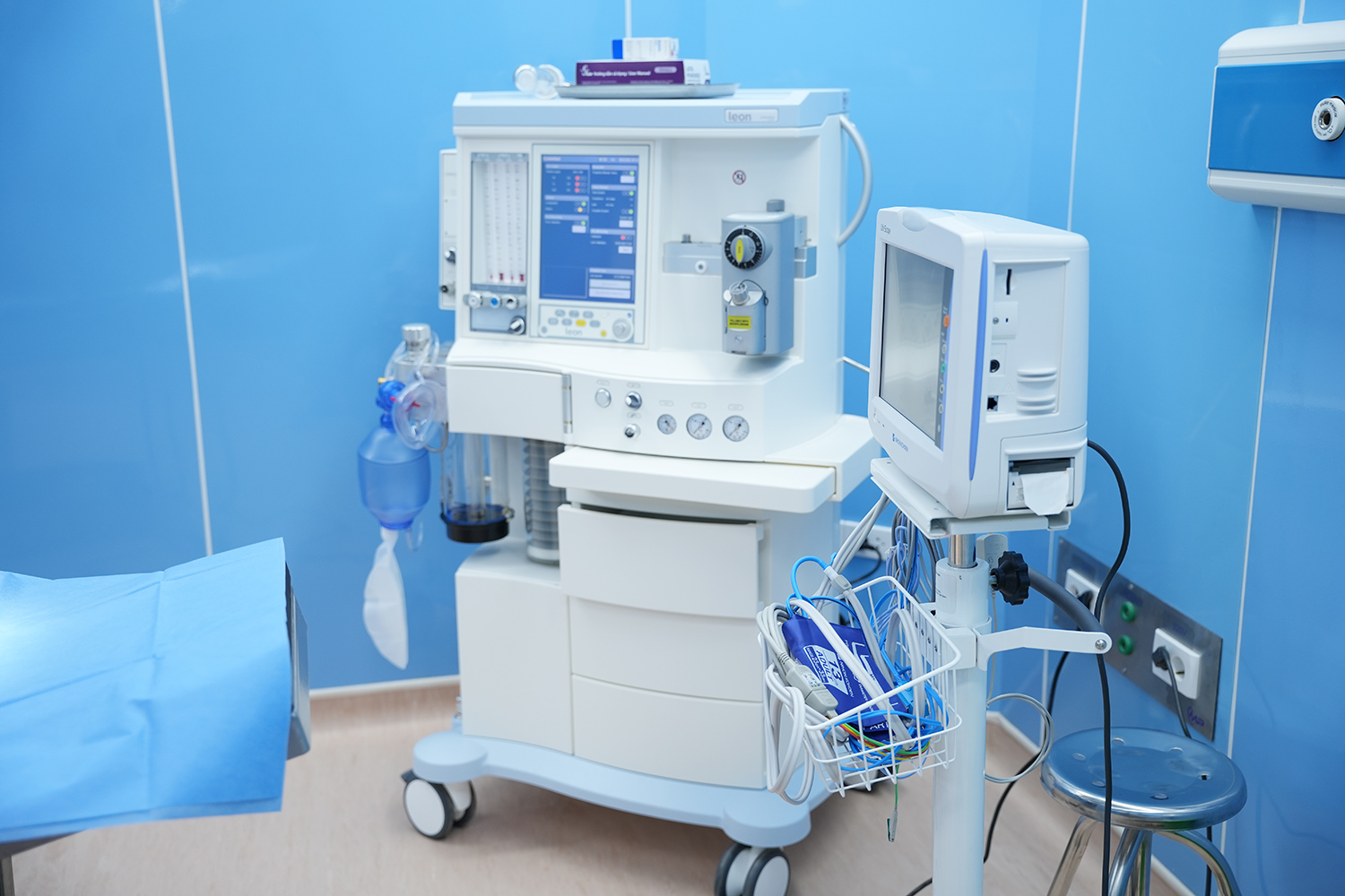 Bên Trong Phòng Phẫu Thuật Bệnh Viện Đại Học Quốc Gia Hà Nội